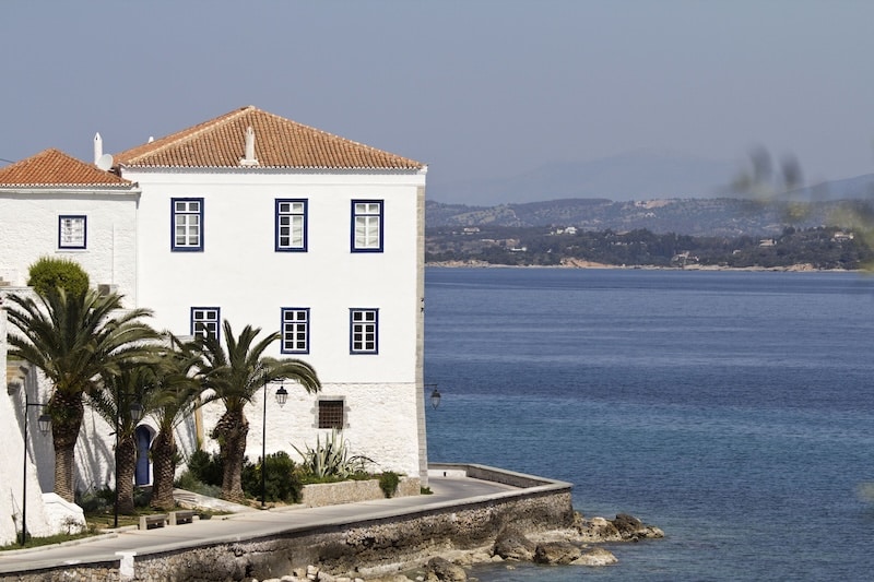 RENDEZ-VOUS EN GRÈCE, À SPETSES, LE JOYAU SECRET DE L'ATTIQUE