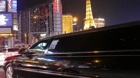 Limousine de luxe sur le Strip de Las Vegas de nuit