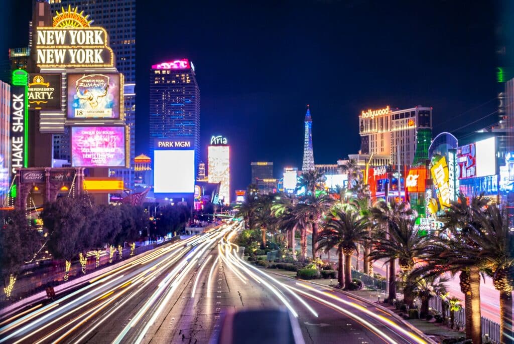 Vue nocturne du Strip illuminé à Las Vegas