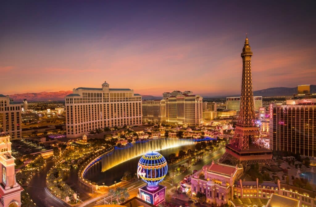 Vue aérienne du Strip de Las Vegas au crépuscule