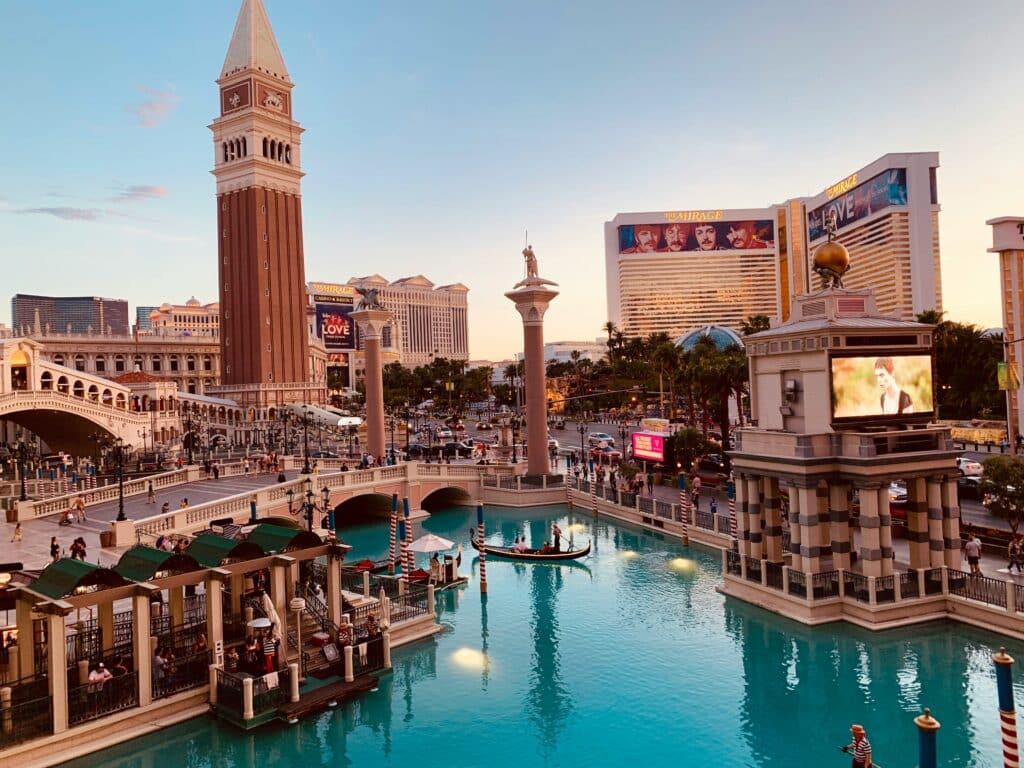 Hôtel Venetian avec canal et gondoles sur le Strip